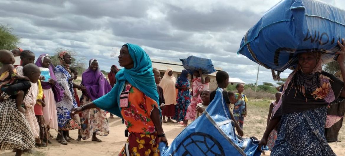 IOM and Kenya Red Cross organization, with generous contribution from Japan are supporting displaced people in Tana River, Kenya with shelter & essential household items.